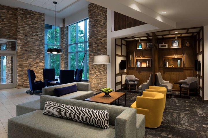Lounge 42 of 46