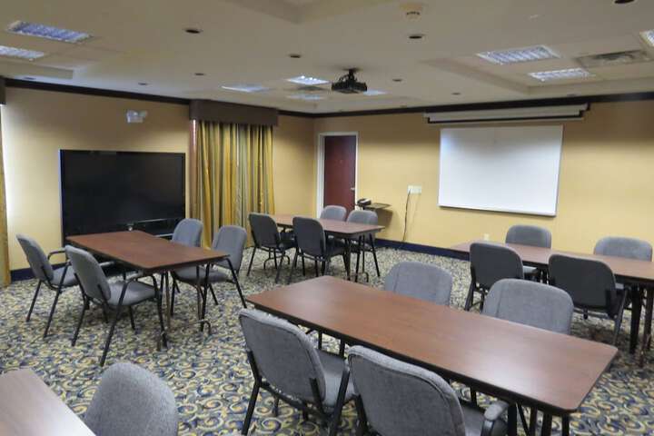 Holiday Inn Express & Suites Pampa by IHG