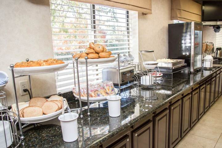 Breakfast/Coffee Service 30 of 33