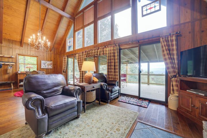 Robbinsville Vacation Rental w / Covered Balcony