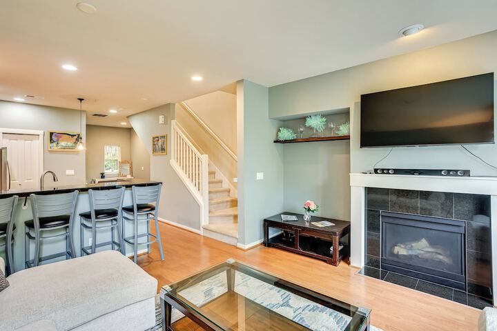 Walk to Local Shops & Eats! Quaint Issaquah Home