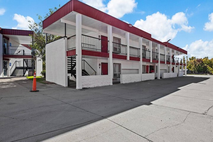 Red Arrow Inn & Suites a Travelodge by Wyndham