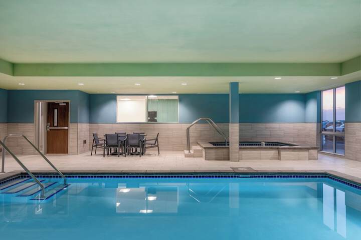 Holiday Inn Express & Suites Watertown by IHG