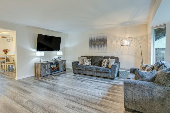 Modern Puyallup Townhome w / Backyard & Fireplace