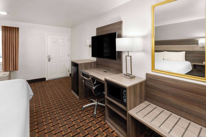 Room 32 of 40