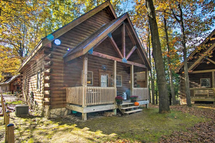 Rustic Rothbury Cabin w / Resort Amenity Access!