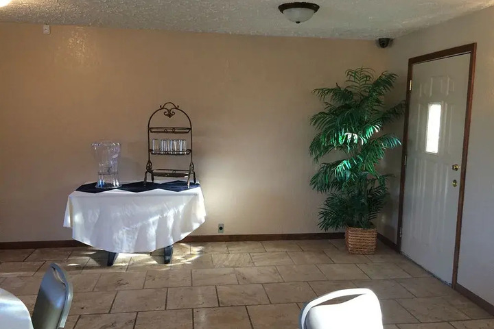 THE COUNTRY EDGE MOTEL