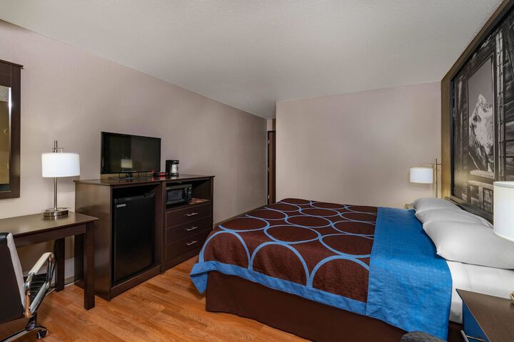 Room 10 of 32