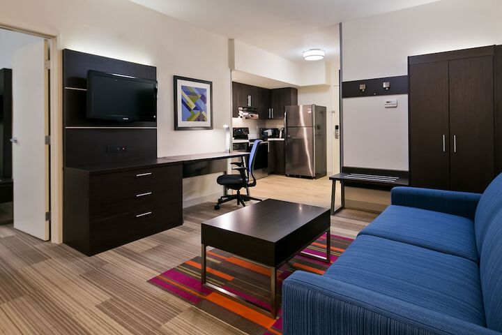 Holiday Inn Express & Suites Everett by IHG