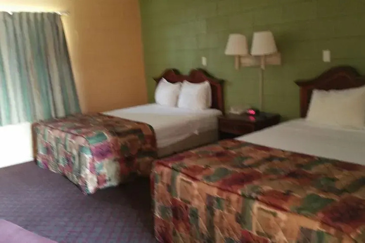 DELUXE INN