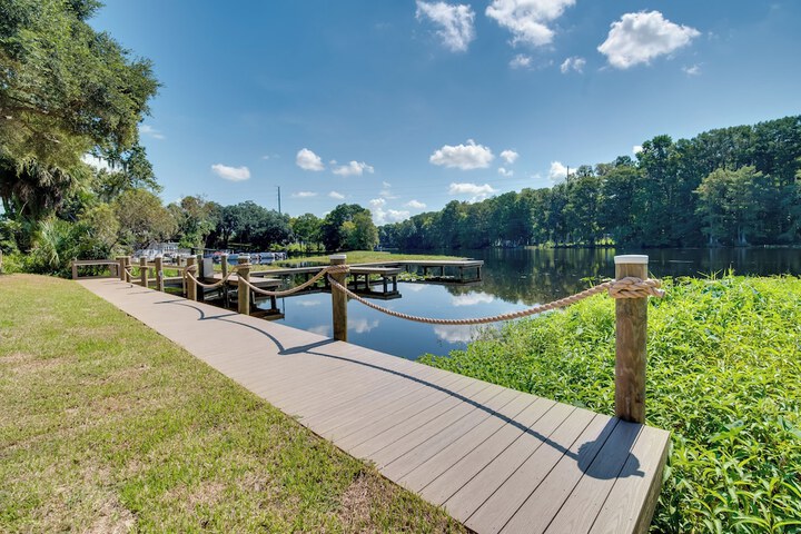 Docks + Balcony: Peaceful River Abode in Dunnellon