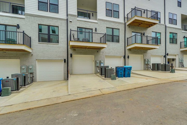 Modern Downtown Apt w / Balcony in Wake Forest!
