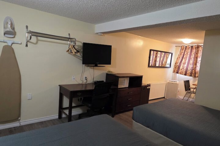 Parkway Motel & European Lodges