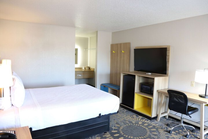 Days Inn by Wyndham Monroe LA