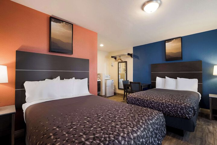 Room 33 of 40