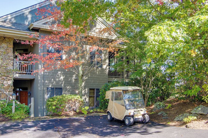 Mtn-view Condo w / Screened Porch in Burnsville!