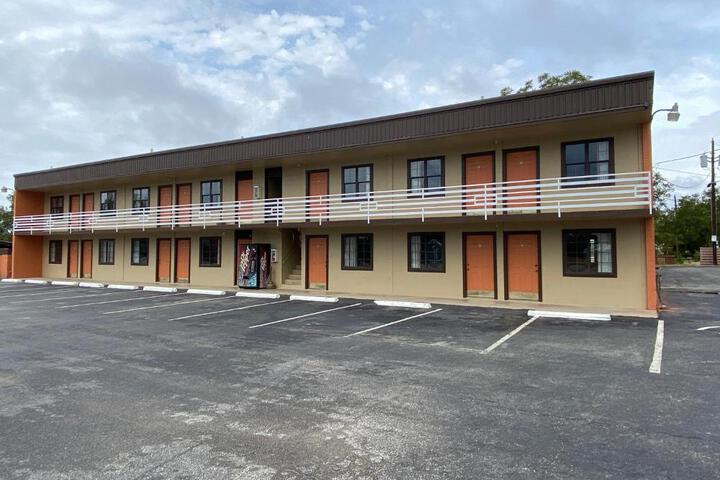 Redbud Inn