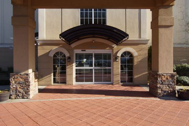 Comfort Suites Near University