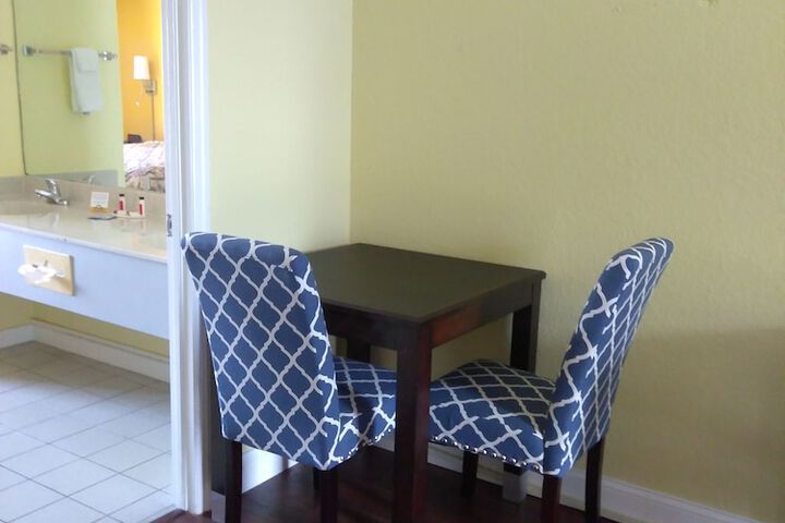 Days Inn & Suites by Wyndham Port Richey