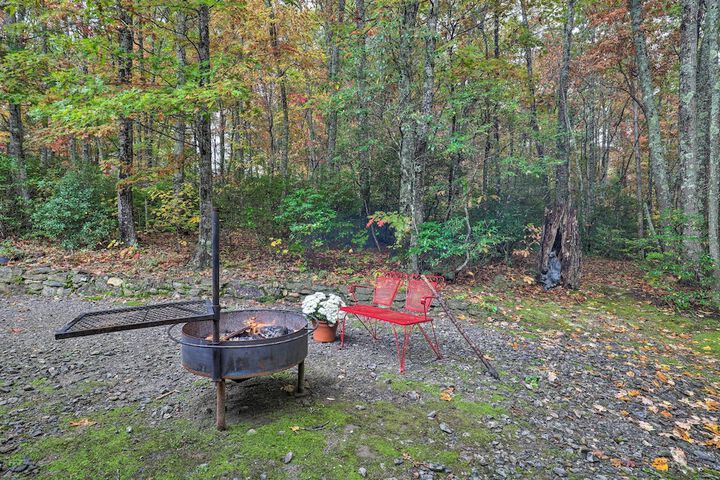 Fletcher Cabin: Wraparound Deck & Pond Access