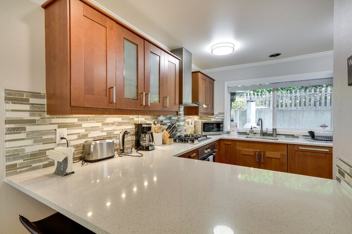 Lake Oswego Home w / Deck 9 Mi to Downtown Portland