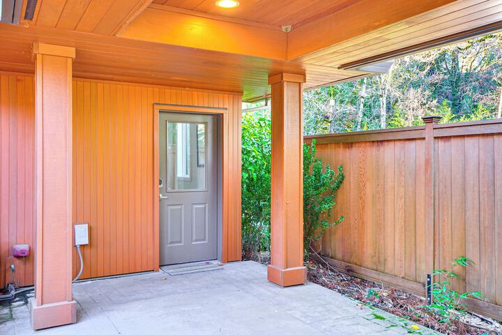 Walk to Willamette River: Studio in West Linn