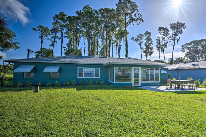 Waterfront Lake Dora Escape w / Private Dock & Slip