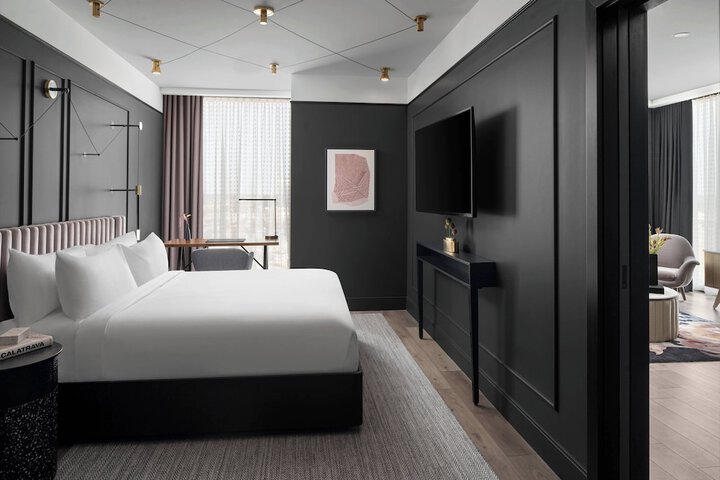 Renaissance Milwaukee West Hotel