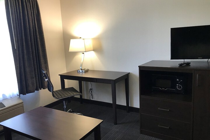 Days Inn & Suites by Wyndham Gresham