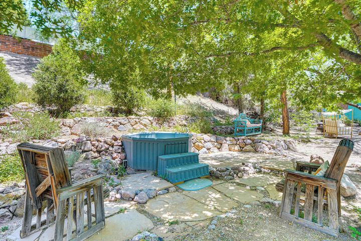 Vibrant casa Paloma w / Patio - Near Vineyards!