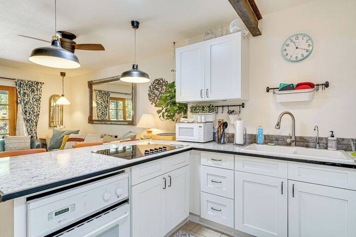 Vibrant casa Paloma w / Patio - Near Vineyards!