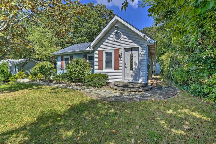Dog-friendly Waretown Home w / Furnished Deck!