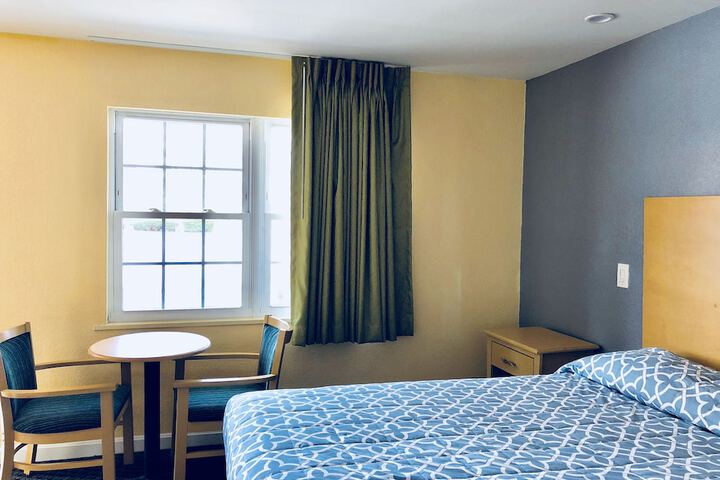 Chisholms Motor Inn
