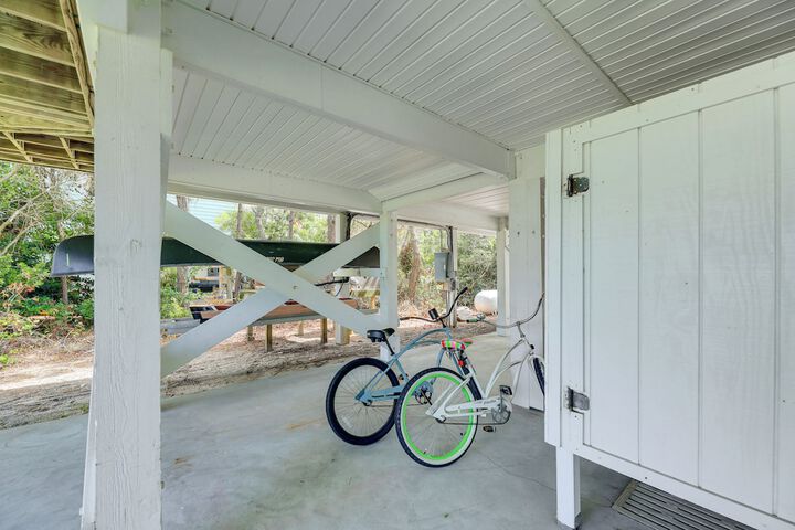 Waterfront Home w / Screened Porch & Sunsets