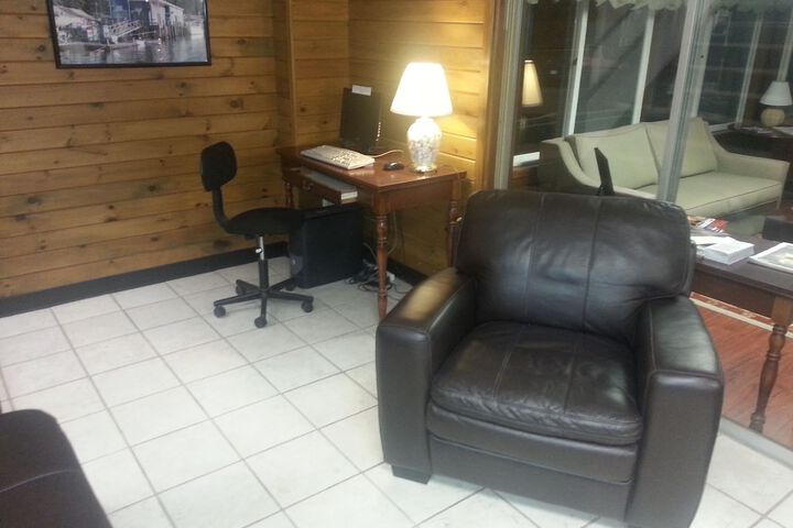 Business Center 76 of 79