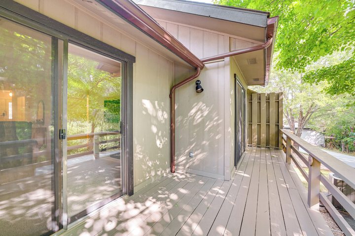 Bella Vista Townhome w / Deck Near Back 40 Trail!
