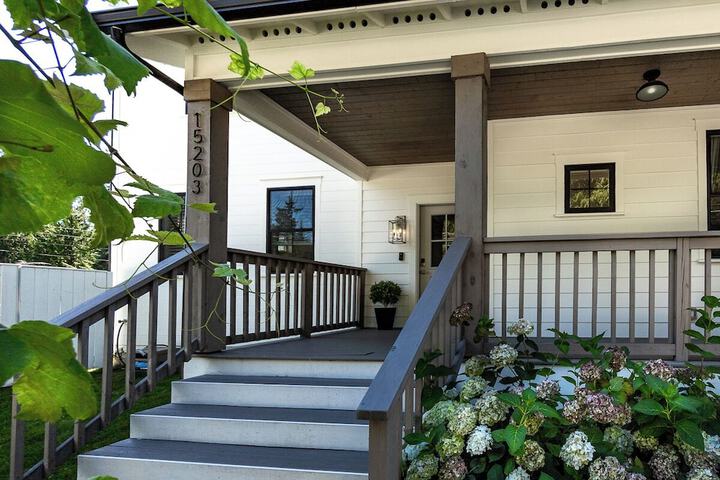 Serene 5BR Farmhouse Retreat Shoreline