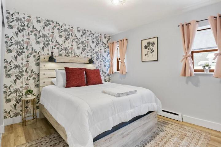 Near Ithaca!Hot Tub! LRG Home!Sleeps 14! Dogs ok!