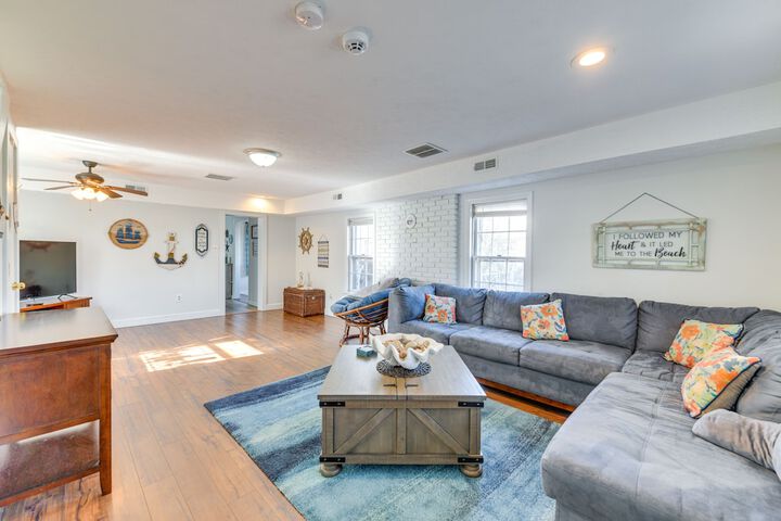 Adorable Cottage: Fire Pit Walk to Colonial Beach