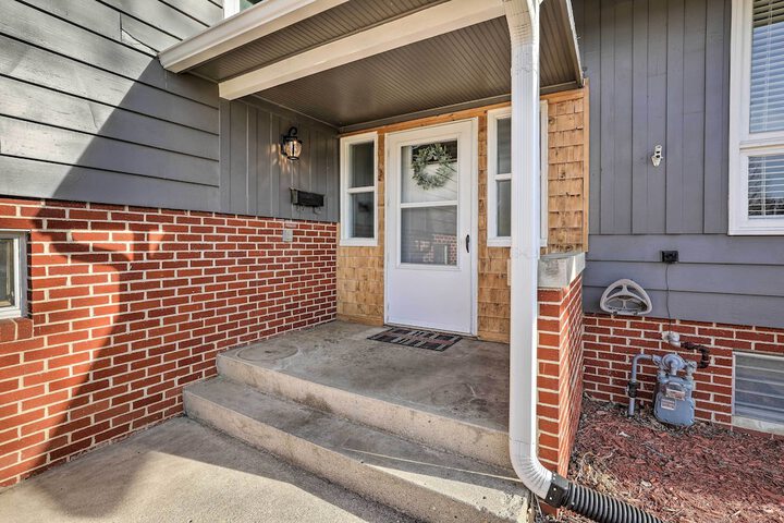 Sioux Center Split-level Home w / Game Room!