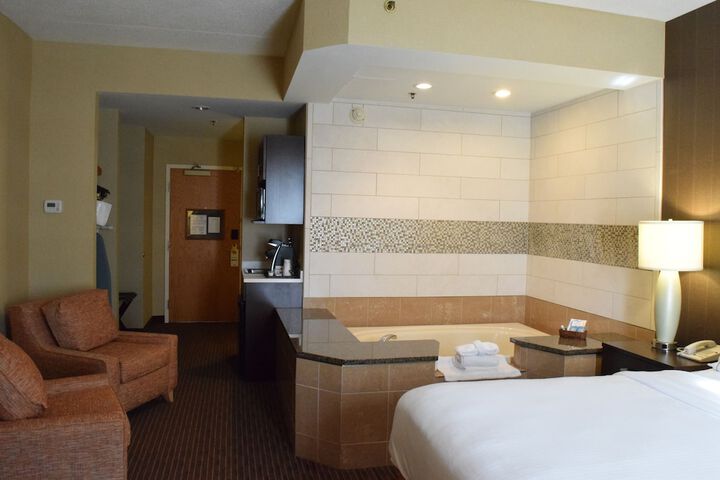 Holiday Inn Express Hotel & Suites Watertown-Thousand Island by IHG