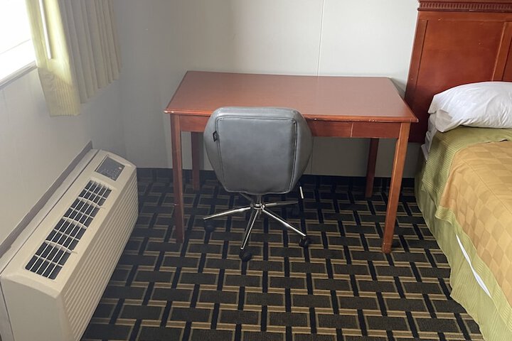 Room 10 of 16