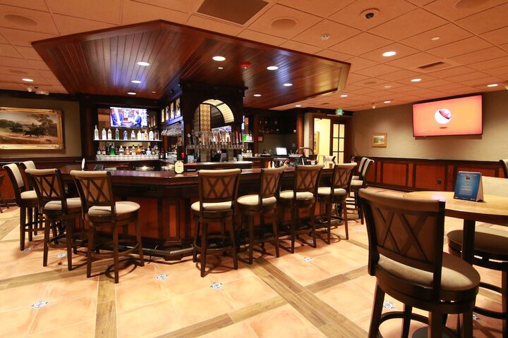 Lounge 49 of 80