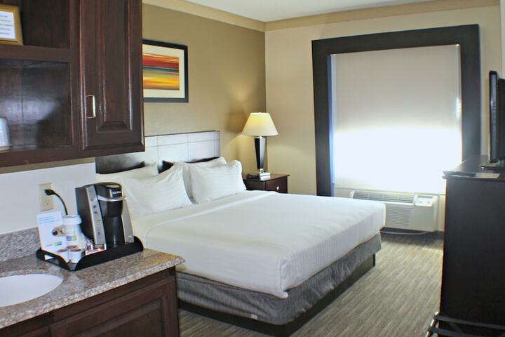 Holiday Inn Express & Suites Plainview by IHG