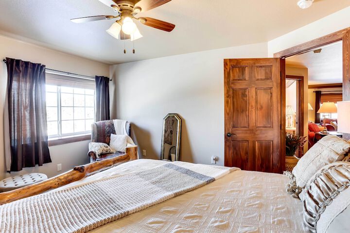 Centrally-located Deadwood Apt w / Mountain Views!