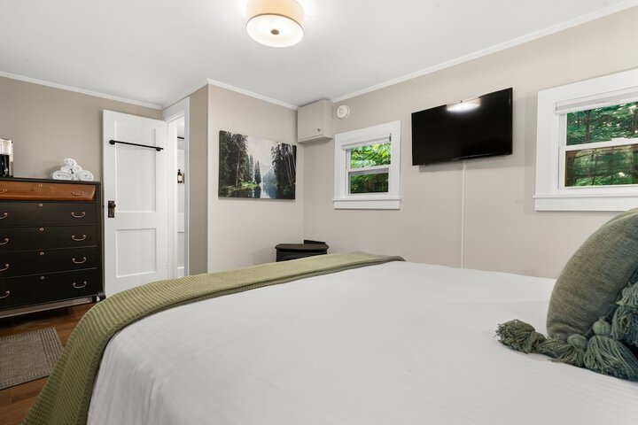 The Aurora Inn & Cottages