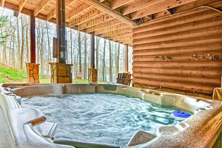 Lake Hartwell Lodge w / Dock Theater + Hot Tub!