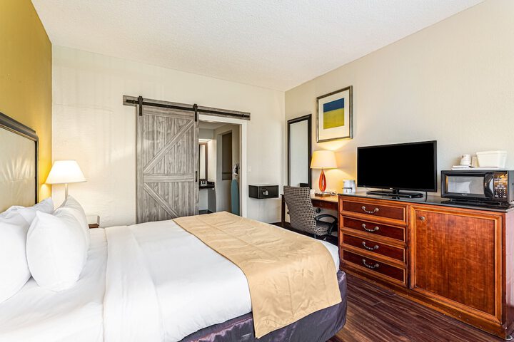 Room 8 of 33
