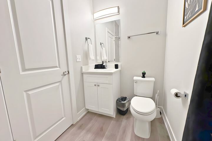 Modern 4BR with Parking - WV rep 4