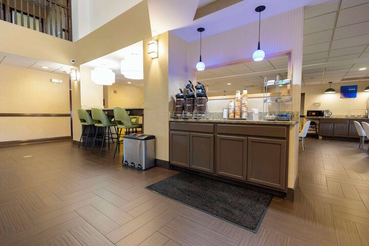Hotel Interior 22 of 107